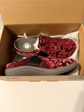 Waco Women’s Slip-On Comfort Shoe in Red Floral size 7
